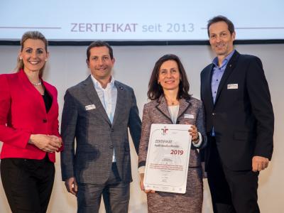 Bundesministerin Christine Aschbacher überreicht staatliches Gütezeichen an DELTA Holding GmbH, Delta Projektconsult GmbH (Wels), Delta Projektconsult GmbH (Wien), Delta Baumanagement GmbH, Delta Netconsult GmbH, Delta Ziviltechniker GmbH