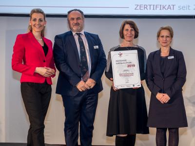 Bundesministerin Christine Aschbacher überreicht staatliches Gütezeichen an DONAU Versicherung AG Vienna Insurance Group