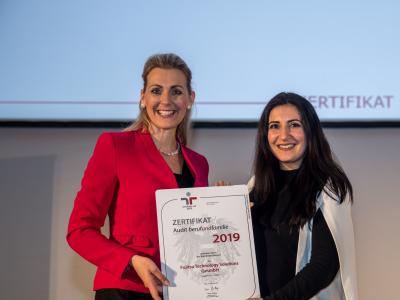 Bundesministerin Christine Aschbacher überreicht staatliches Gütezeichen an Fujitsu Technology Solutions GesmbH