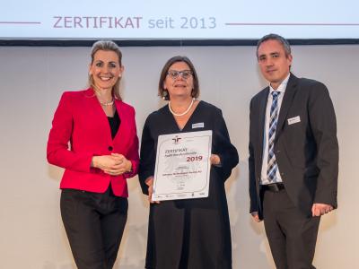 Bundesministerin Christine Aschbacher überreicht staatliches Gütezeichen an Infineon Technologies Austria AG