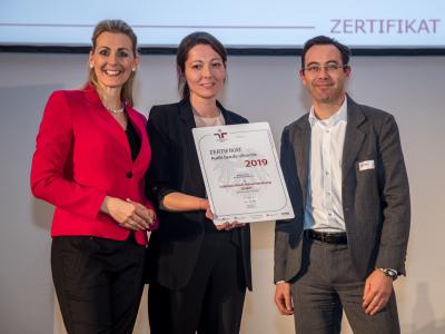 Bundesministerin Christine Aschbacher überreicht staatliches Gütezeichen an LeitnerLeitner Steuerberatung GmbH