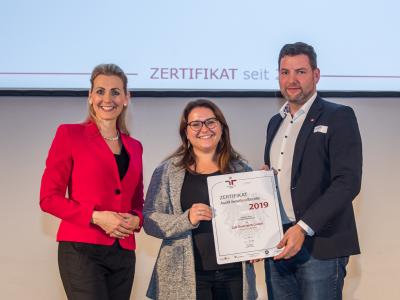 Bundesministerin Christine Aschbacher überreicht staatliches Gütezeichen an Lidl Österreich GmbH