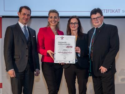 Bundesministerin Christine Aschbacher überreicht staatliches Gütezeichen an Waldviertler Sparkasse Bank AG