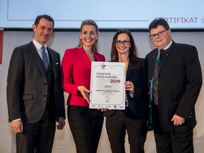 Bundesministerin Christine Aschbacher überreicht staatliches Gütezeichen an Waldviertler Sparkasse Bank AG