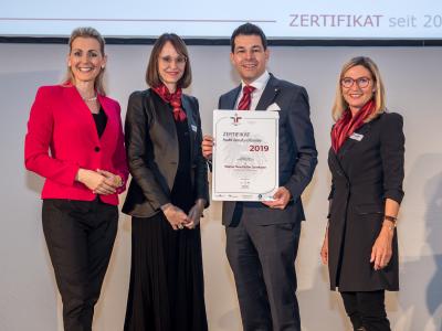 Bundesministerin Christine Aschbacher überreicht staatliches Gütezeichen an Wiener Neustädter Sparkasse