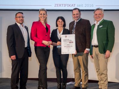 Bundesministerin Christine Aschbacher überreicht staatliches Gütezeichen an Zaltech International GmbH