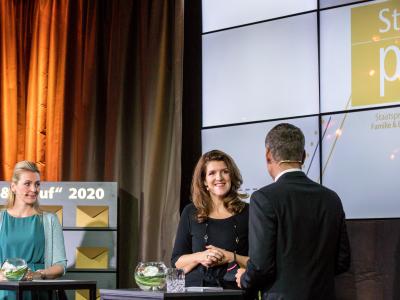 Bundesministerin Mag. (FH) Christine Aschbacher, Mag. Elisabeth Wenzl und Moderator Werner Sejka