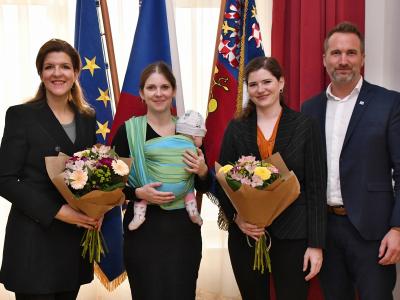 v.l.n.r.: Mag. Elisabeth Wenzl (GF Familie & Beruf Management GmbH), Jana Leitnerová (Kreisrätin Südmähren), Cornelia Sijaric MA (Bereichsleitung Zertifizierungen), Petr Horehleď (Leiter der Abteilung für Sozialwesen des Kreisamtes Südmähren) © Kreis Südmähren