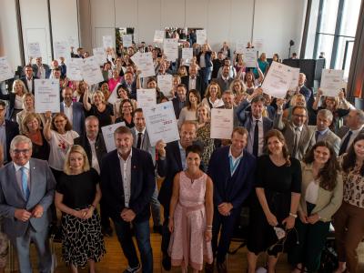 Gruppenfoto aller ausgezeichneten familienfreundlichen Gemeinden