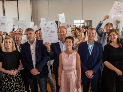 Gruppenfoto aller ausgezeichneten familienfreundlichen Gemeinden