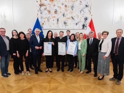 Gruppenbild mit allen ausgezeichneten Gemeinden mit FBM MMag. Dr. Susanne Raab und Präsident des Österreichischen Gemeindebundes, Bgm. Mag. Alfred Riedl