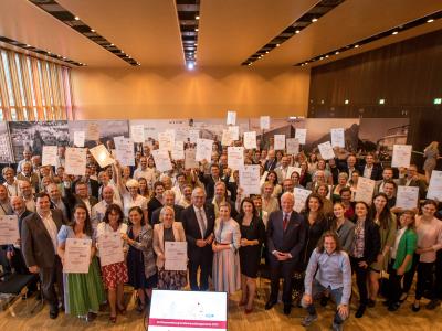 Gruppenfoto aller ausgezeichneten familienfreundlichen Gemeinden