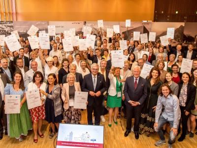 Gruppenfoto aller ausgezeichneten familienfreundlichen Gemeinden