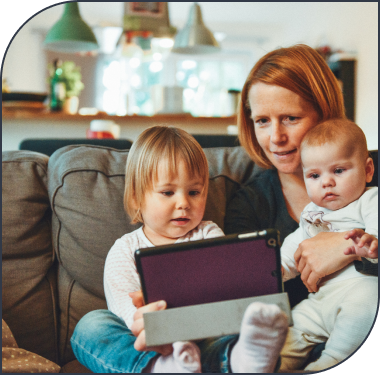 Frau mit Kindern und Laptop